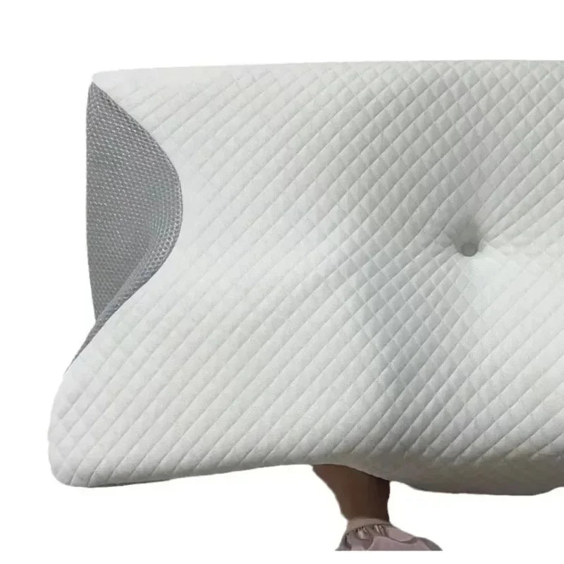 Detalle de la espuma viscoelástica de la almohada recuperando su forma tras presionarla con la mano