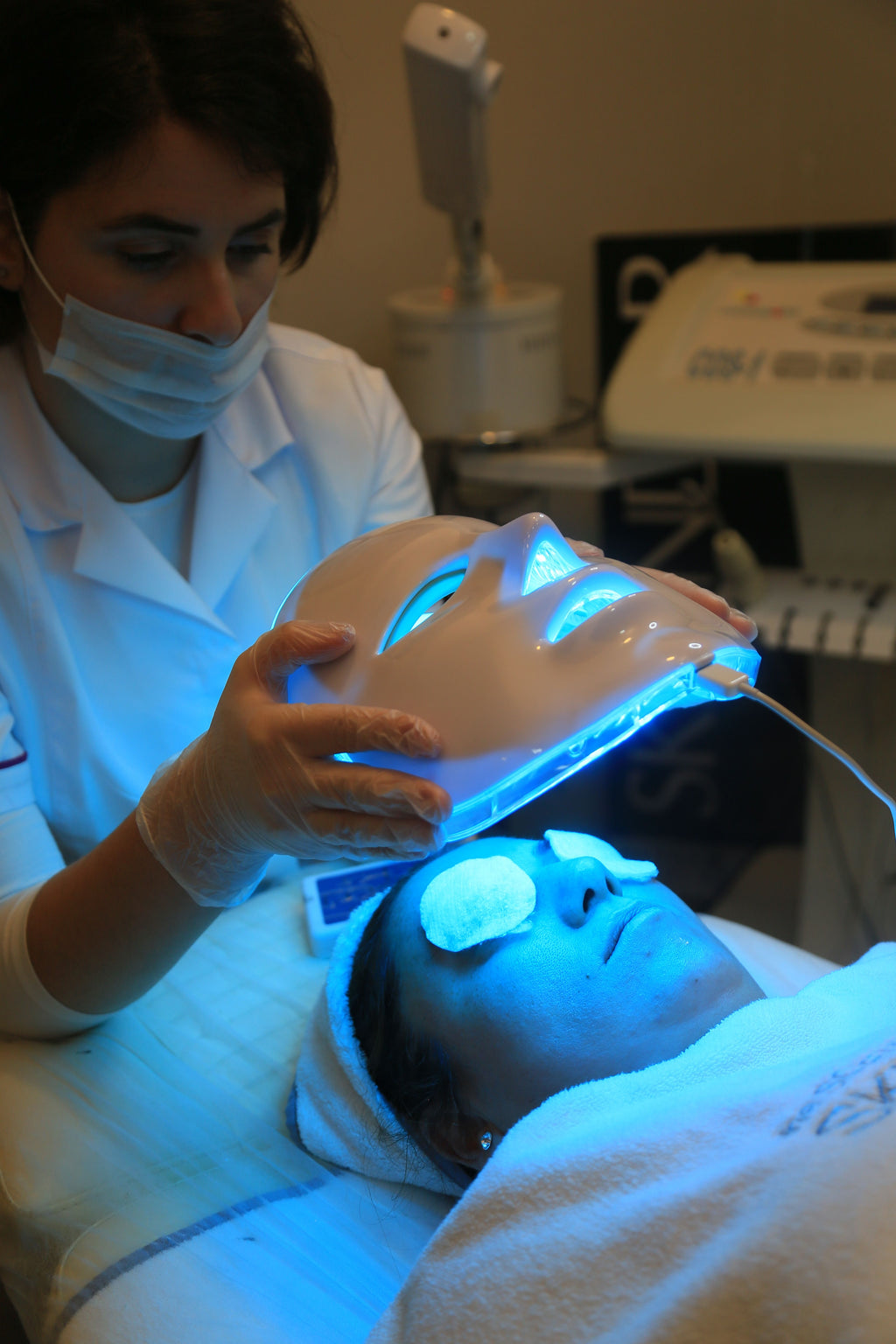 Máscara LED facial Tibia aplicando luz roja sobre el rostro para estimular el colágeno